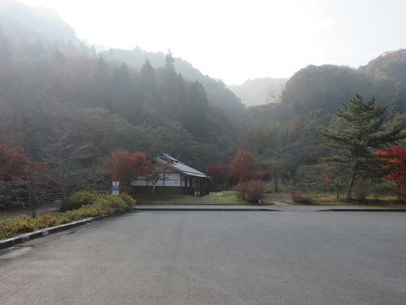 朝靄のかかる滝山公園の駐車場